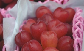 Gần 2,3 triệu đồng một kg nho hình trái tim